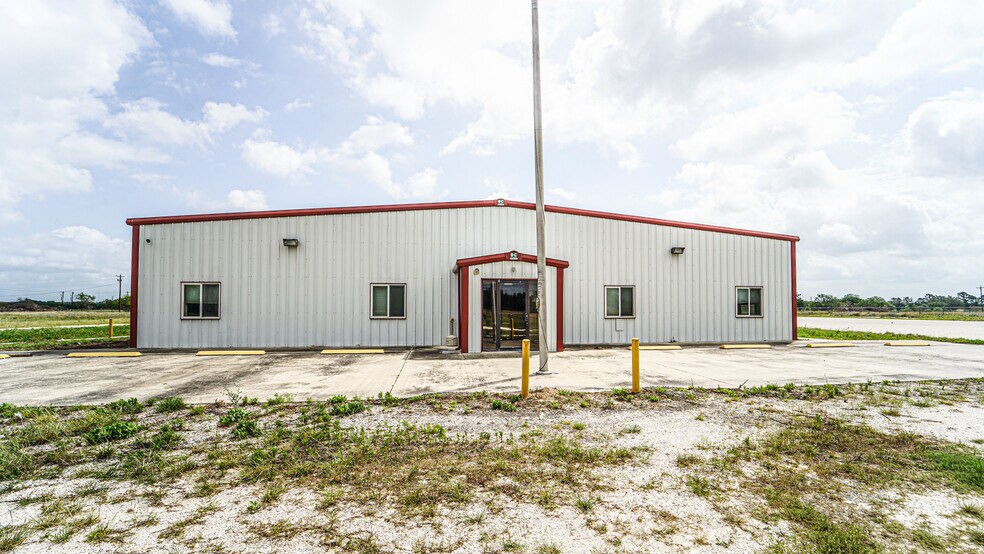 More Photos Of 5500 SW Moody St, Victoria Manufacturing For Sale