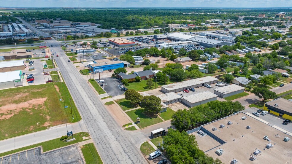 More Photos Of 209 S Pioneer Dr, Abilene Flex For Sale