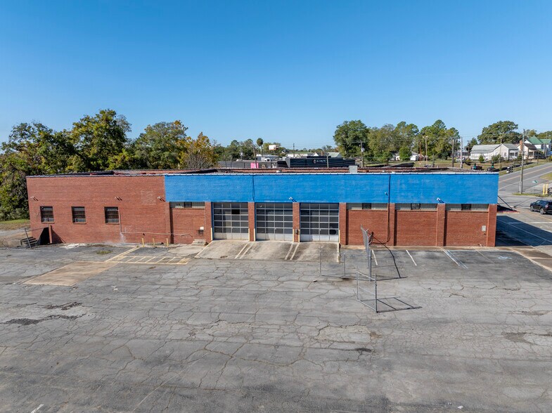 More Photos Of 104 3rd St E, Tifton Freestanding For Lease