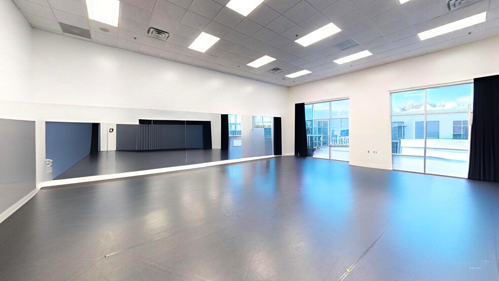 More Photos Of 7751 Kingspointe Pky, Orlando Light Distribution For Lease