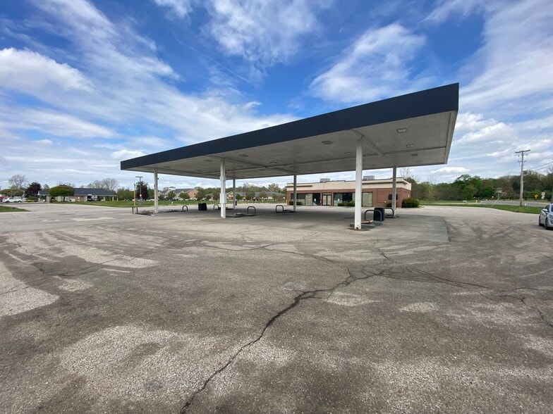 More Photos Of 3624 S Nappanee St, Elkhart Service Station For Lease