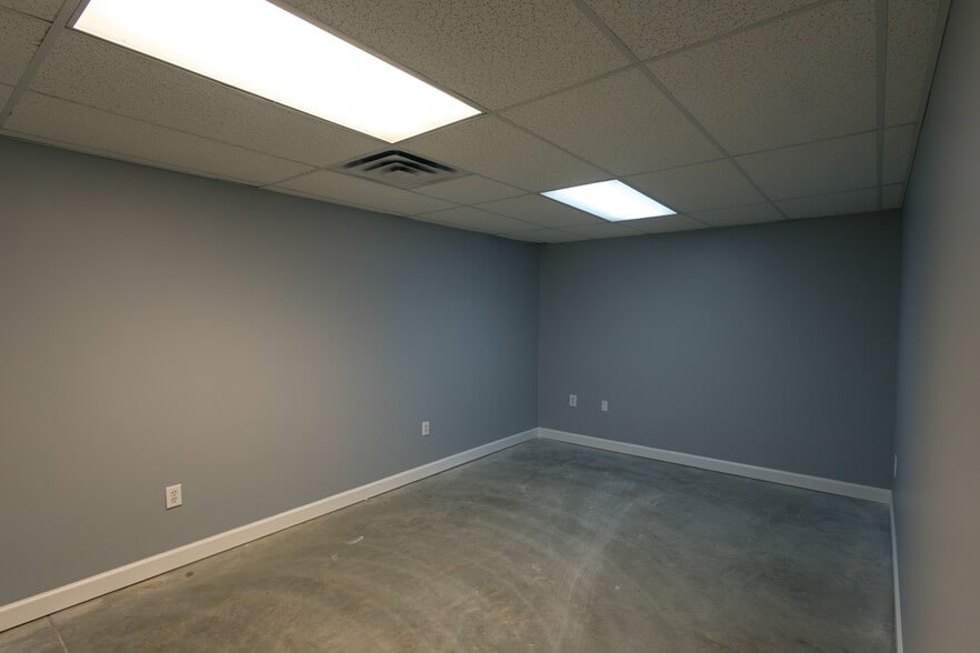 More Photos Of 1009 Industrial Ct, Suwanee Warehouse For Lease