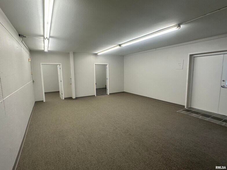 More Photos Of 817 NE Adams St, Peoria Warehouse For Sale