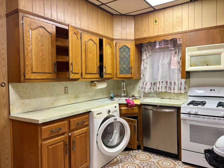 More Photos Of 7113 18th Ave, Brooklyn Flex For Sale