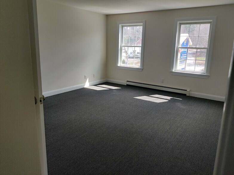 More Photos Of 230 Rockingham Rd, Derry Self Storage For Lease