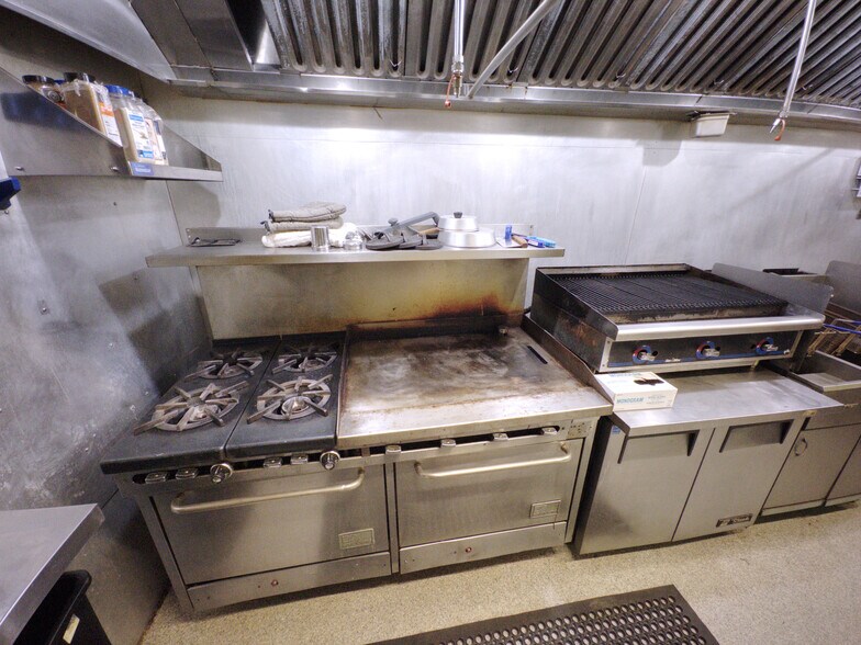 More Photos Of 114 E 5th St, Wahoo Bar For Sale