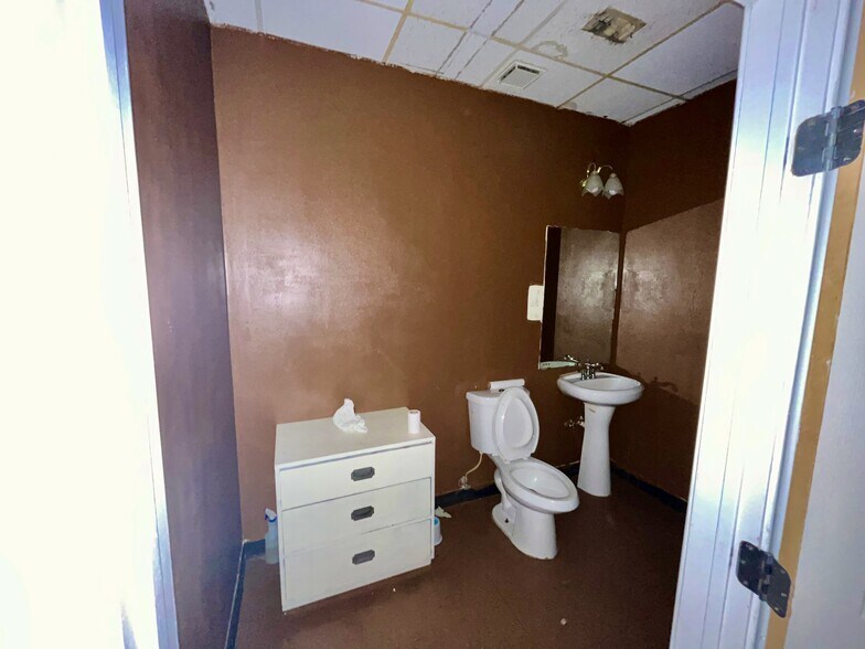 More Photos Of 1712 N Frazier St, Conroe Unknown For Sale