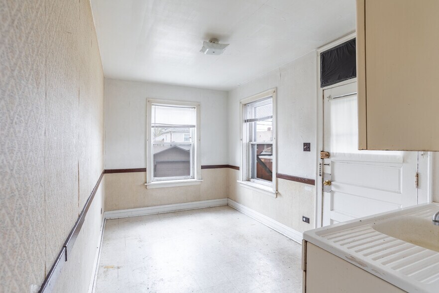 More Photos Of 146 157th St, Calumet City Apartments For Sale