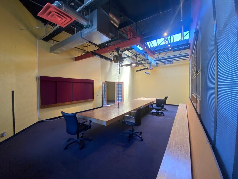 More Photos Of 3250 Franklin St, Detroit Office For Lease