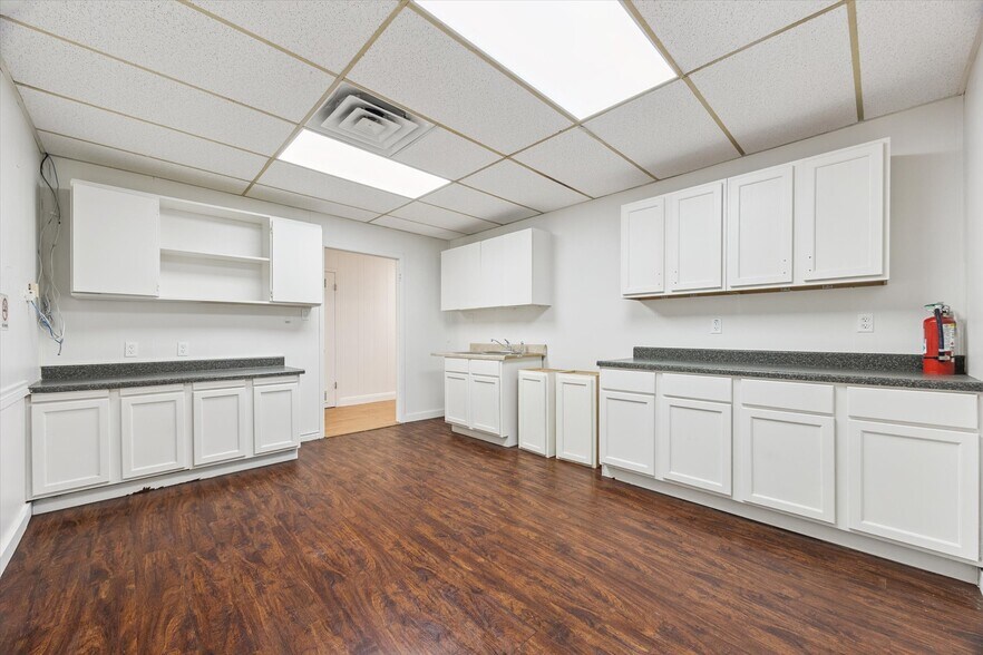 More Photos Of 5423 Jackwood Dr, San Antonio Warehouse For Sale