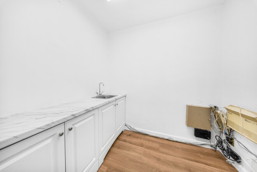 More Photos Of 2302 29th St, Astoria Office For Lease