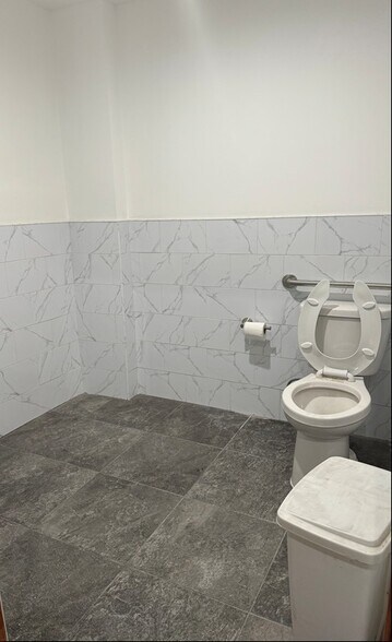 More Photos Of 3906 Main St, Flushing Storefront Retail Office For Lease