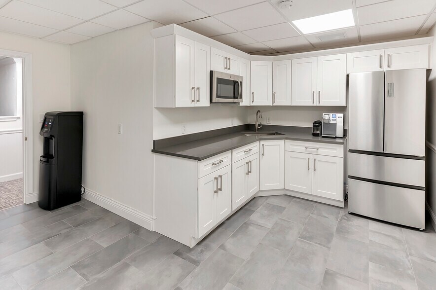More Photos Of 214 Brazilian Ave, Palm Beach Office For Lease