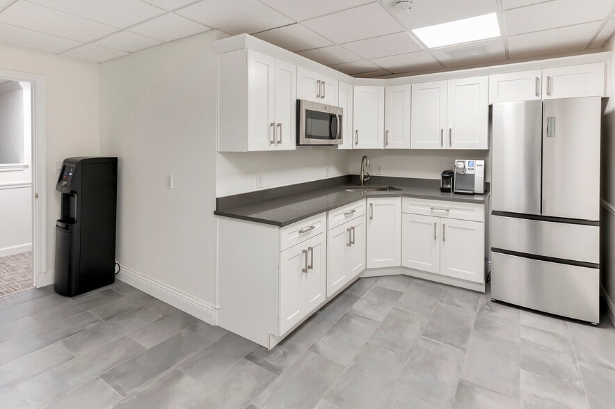 More Photos Of 214 Brazilian Ave, Palm Beach Office For Lease