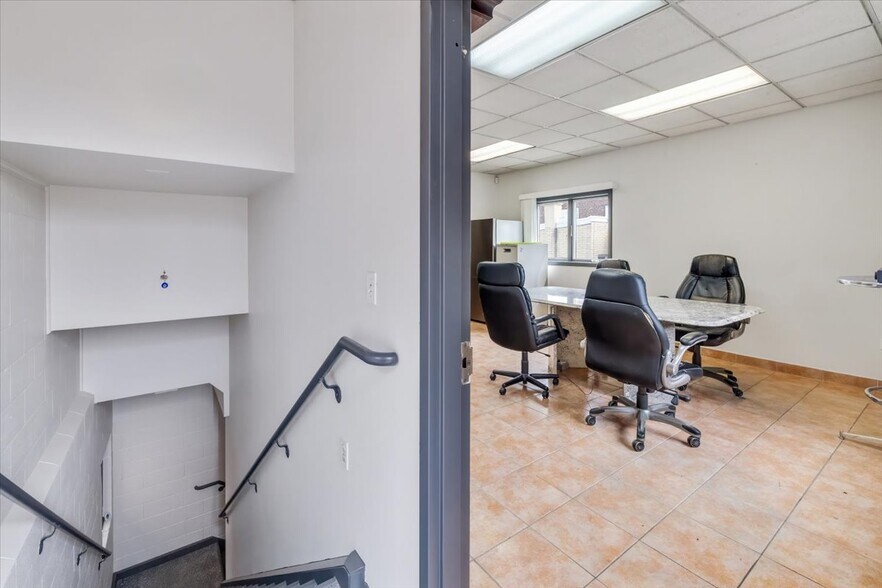 More Photos Of 456 Walker St, Fairview Flex For Lease