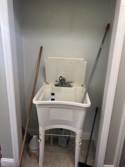 More Photos Of 112 Fulton Ave, Hempstead Freestanding For Lease