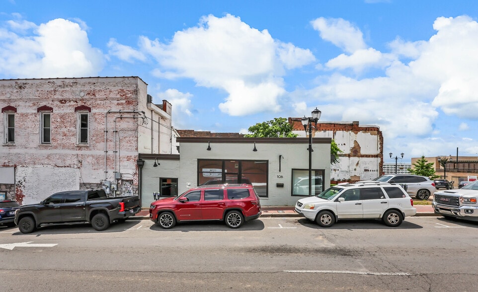 More Photos Of 106-N N 2nd St, Clarksville Freestanding For Lease