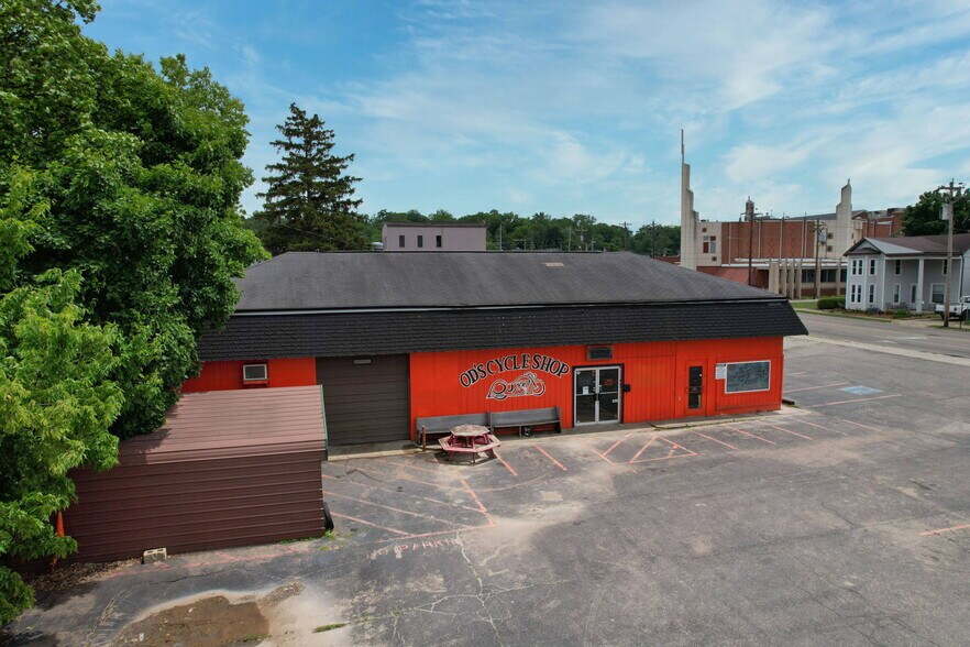 More Photos Of 140 S River St, Franklin Storefront For Sale