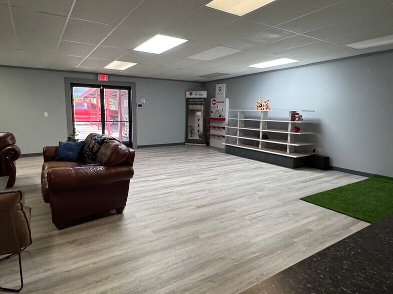 More Photos Of 706 N Perry St, Palestine General Retail For Sale