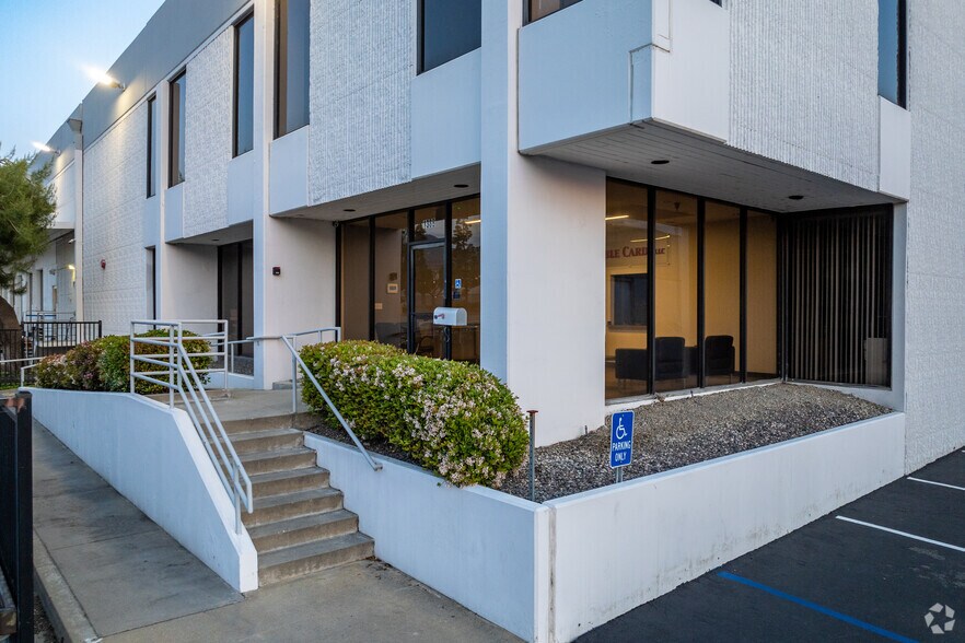 More Photos Of 1344-1388 W Foothill Blvd, Azusa Warehouse For Lease