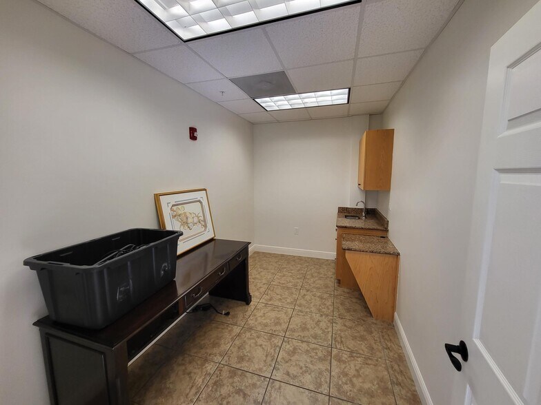 More Photos Of 681 Goodlette Rd N, Naples Medical For Sale