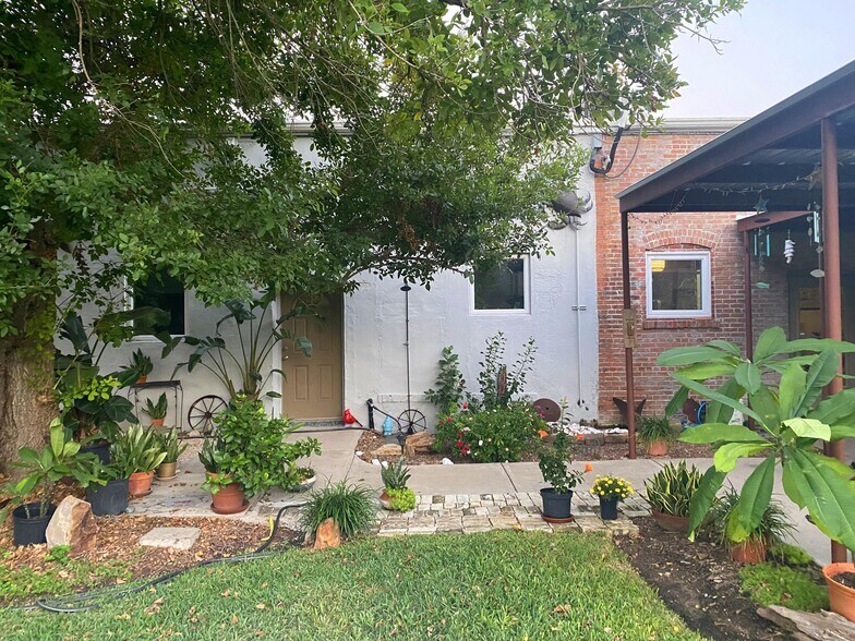 More Photos Of 316 Main St st, Seadrift Light Manufacturing For Sale