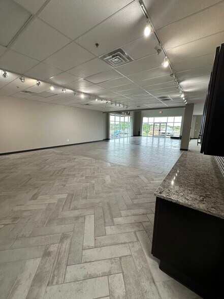 More Photos Of 1151 Oldham Pky, Lee's Summit General Retail For Lease
