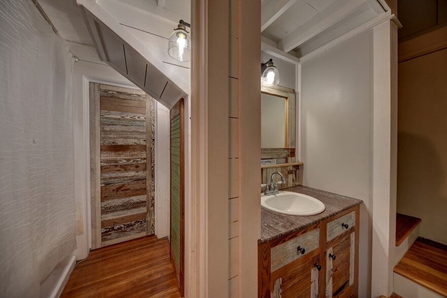 More Photos Of 103 N Main, Moulton Showroom For Sale