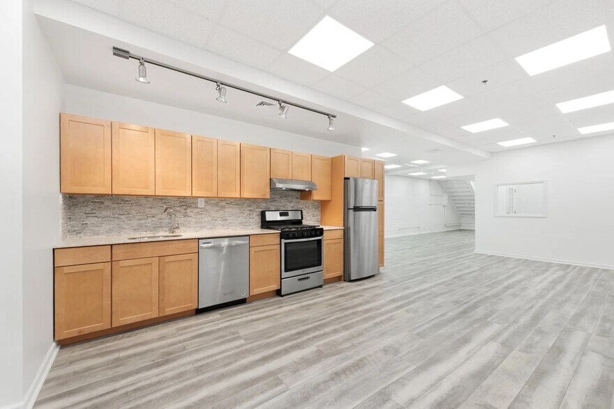 More Photos Of 447 W 36th St, New York Loft Creative Space For Sale