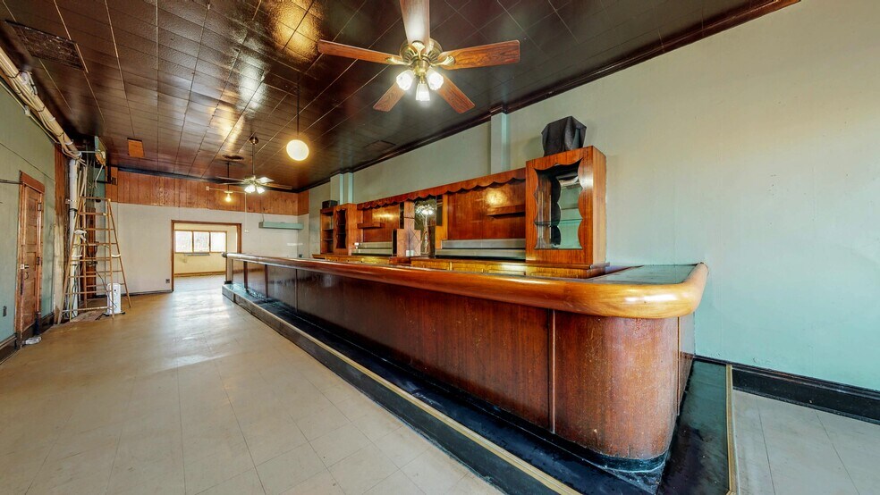 More Photos Of 209 S Main St, Jefferson General Retail For Sale