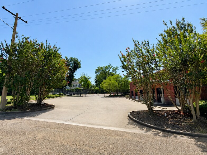 More Photos Of 100 Briarwood West Dr, Jackson Unknown For Lease