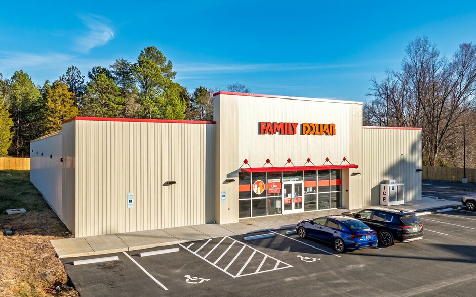 Primary Photo Of 625 2nd Ave, Sibley General Retail For Sale