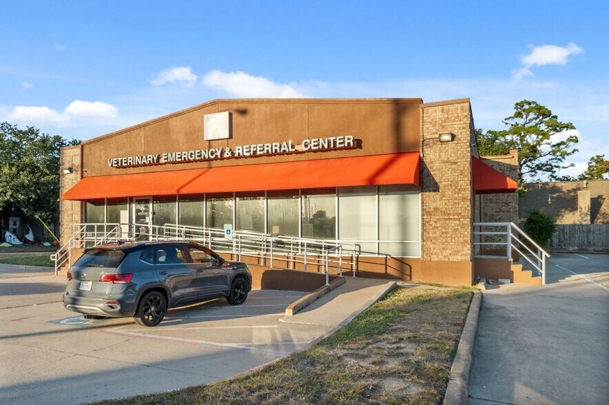 More Photos Of 10205 Birchridge Dr, Humble Veterinarian Kennel For Sale