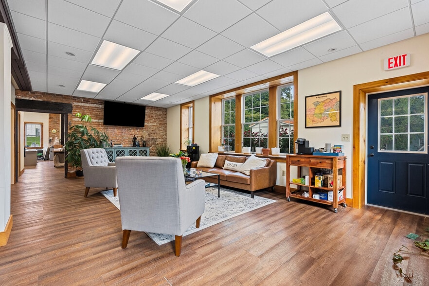 More Photos Of 501 Main St, Odessa Office For Sale