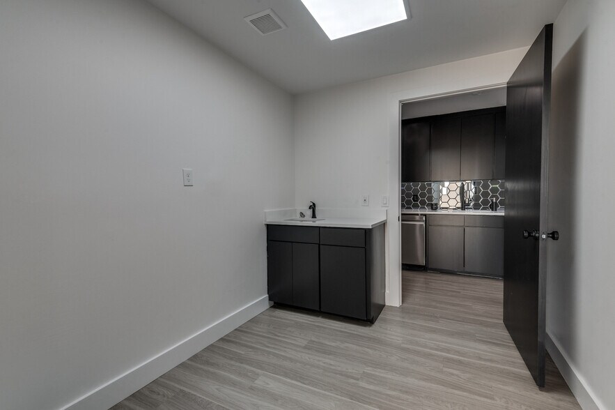 More Photos Of 6550 Lemmon Ave, Dallas Storefront Retail Office For Lease