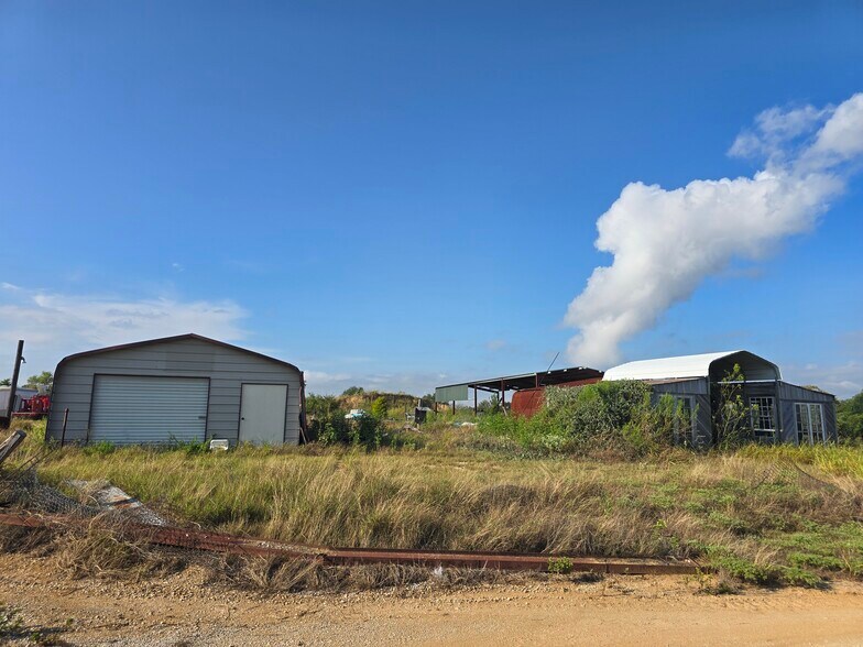 More Photos Of 111 Salvage Way, Luling Office For Sale