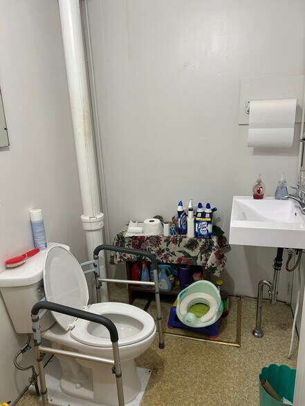 More Photos Of 405 W Barber Ave, Livingston Flex For Sale