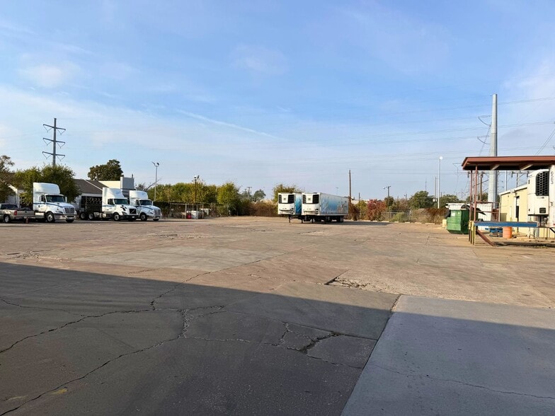 More Photos Of 11049 Shady Trl, Dallas Light Distribution For Lease