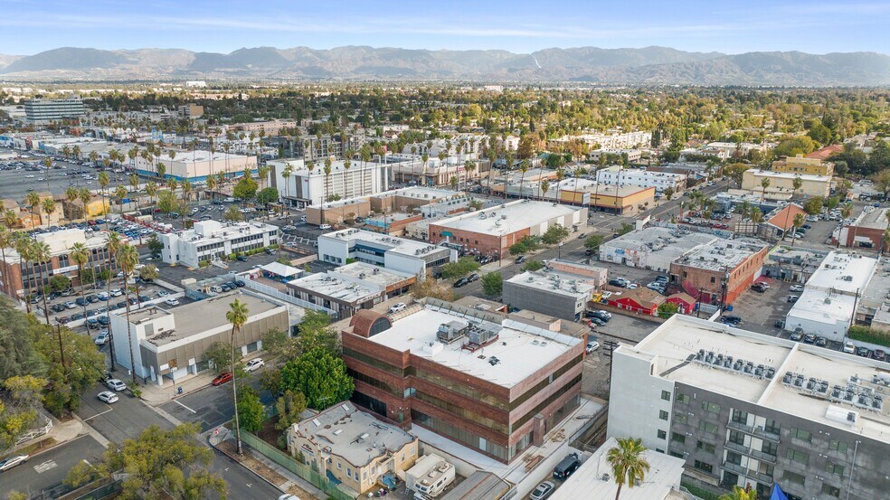 More Photos Of 14546 Hamlin St, Van Nuys Office For Lease