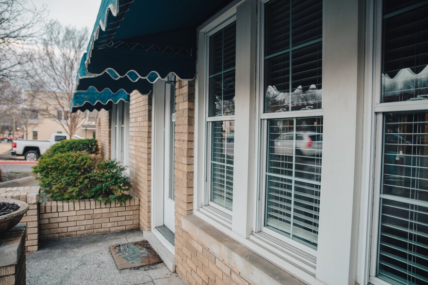 More Photos Of 355 N College Ave, Fayetteville Office Residential For Lease