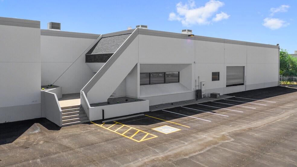 More Photos Of 4707 W Van Buren St, Phoenix Warehouse For Lease