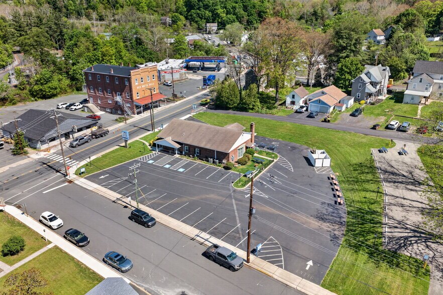 More Photos Of 101 Walnut St, Green Lane Bank For Sale