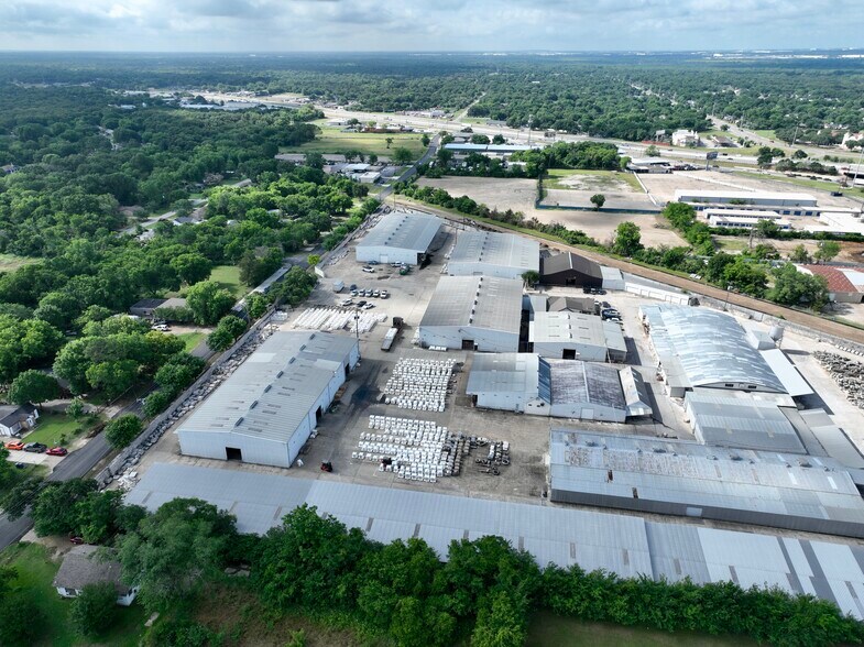 More Photos Of 301 Pleasant Dr, Dallas Warehouse For Lease