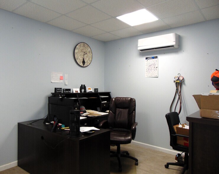 More Photos Of 907 N Vincennes Ave, Petersburg Loft Creative Space For Sale