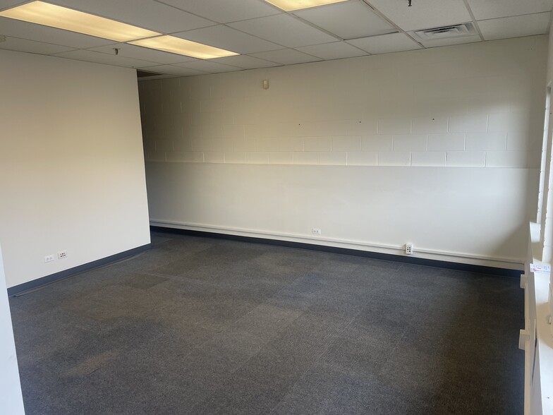 More Photos Of 1490 Bernard Dr, Addison Warehouse For Lease