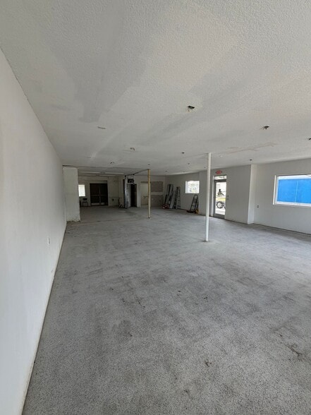 More Photos Of 1401 49th St S, Gulfport Storefront For Sale