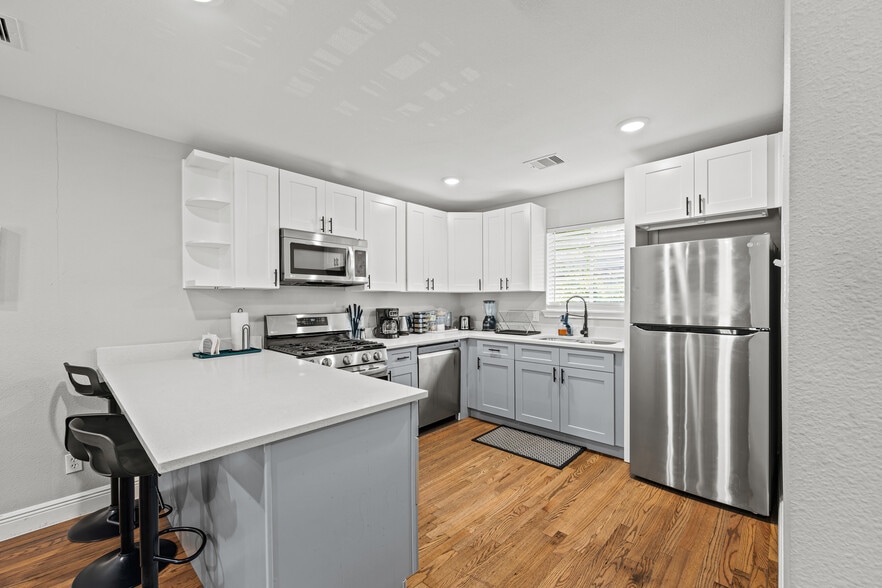 More Photos Of 2512 Calumet St, Houston Apartments For Sale