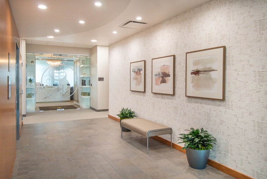 More Photos Of N14W23800 Stone Ridge Dr, Waukesha Medical For Lease