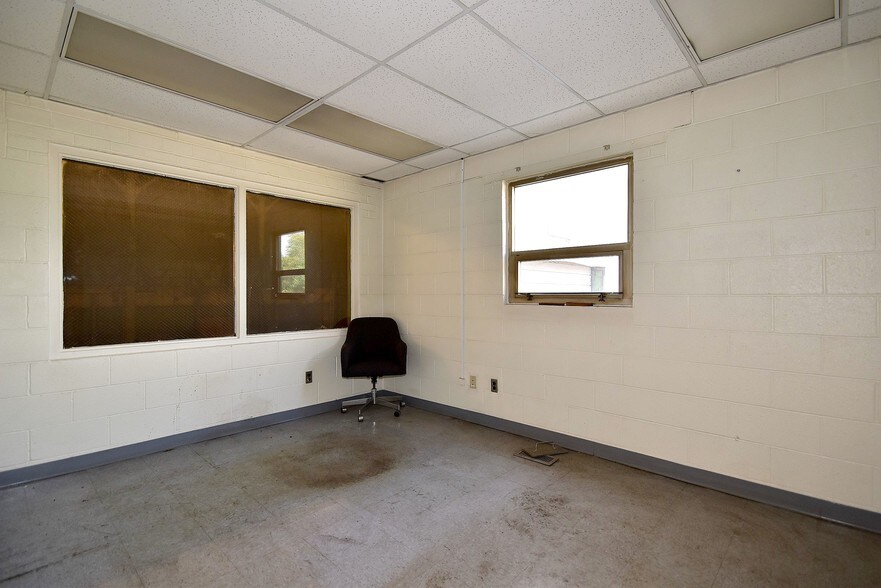 More Photos Of 420 Woodruff Rd, Joliet Warehouse For Lease