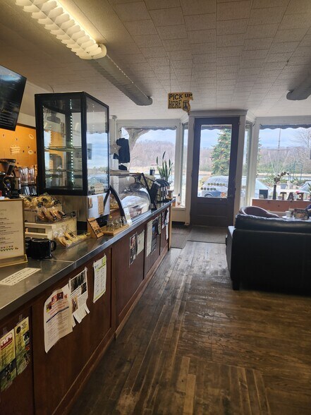 More Photos Of 433 Main St, Frankfort General Retail For Sale